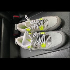 AIR JORDAN 4 RETRO GS
"Neon"